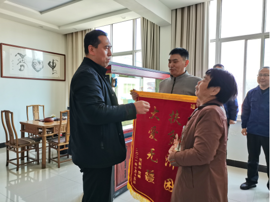 【噓寒問暖送關懷 共襄善舉人間情 】---慰問員工家屬，關愛貧困傳遞真情